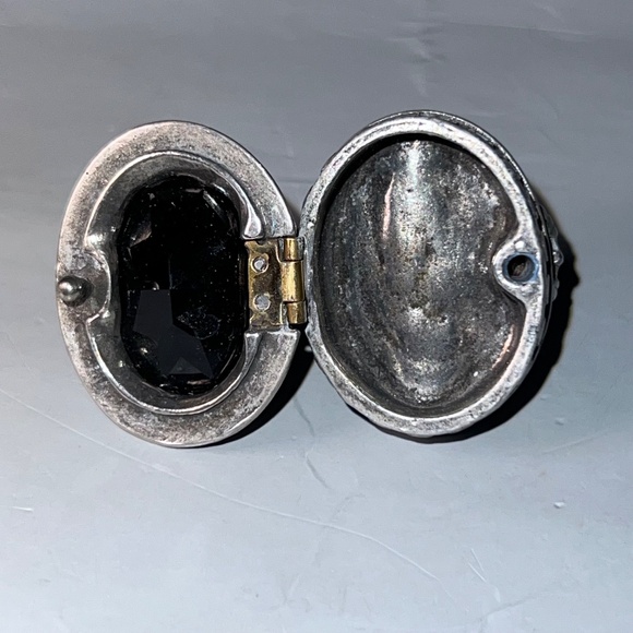 Oversized Pewter & Black Oval Poison Ring - Picture 7 of 7